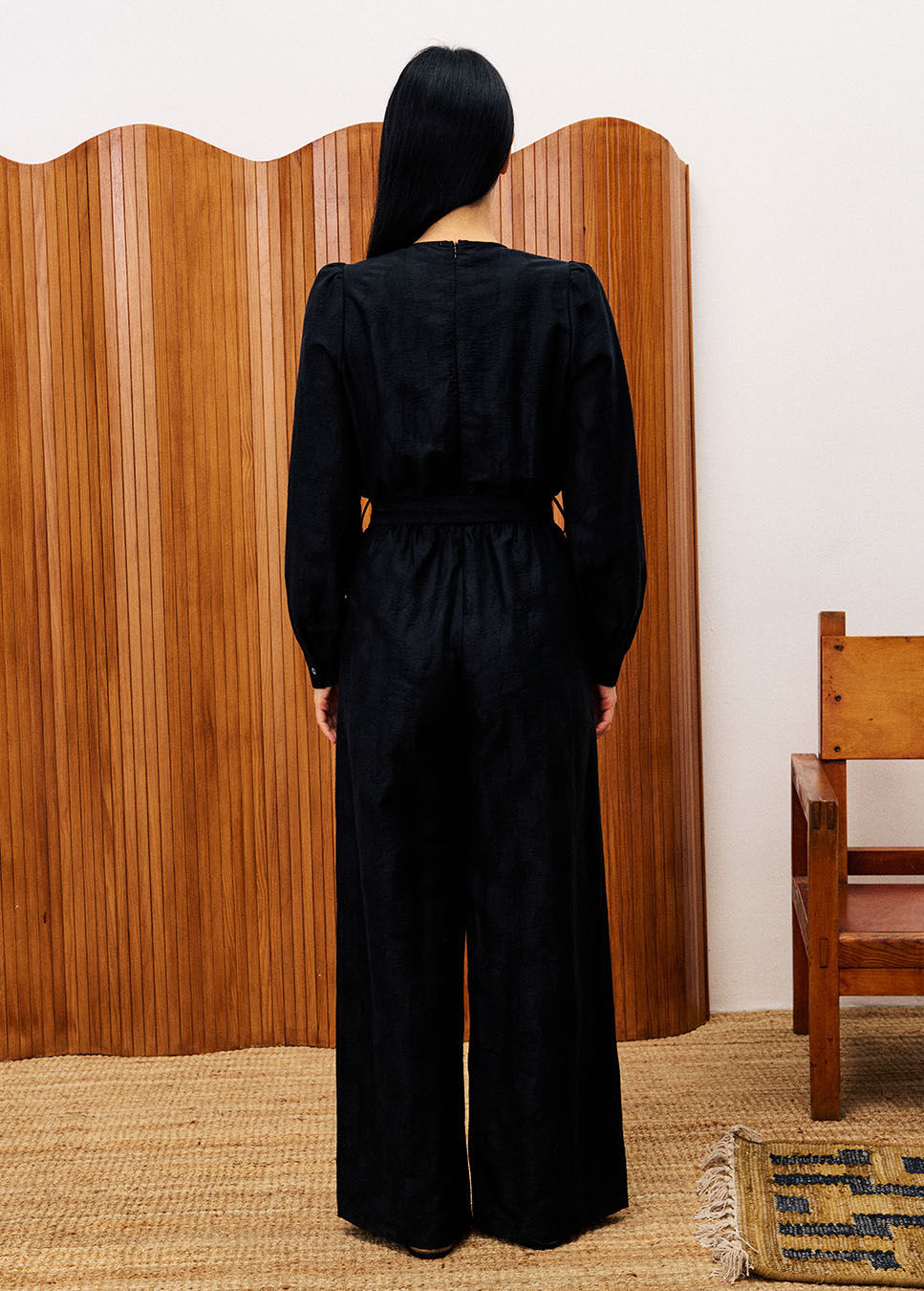 FRNCH CHC25695 zwarte jumpsuit met strikceintuur v-hals en pofmouw achterkant model