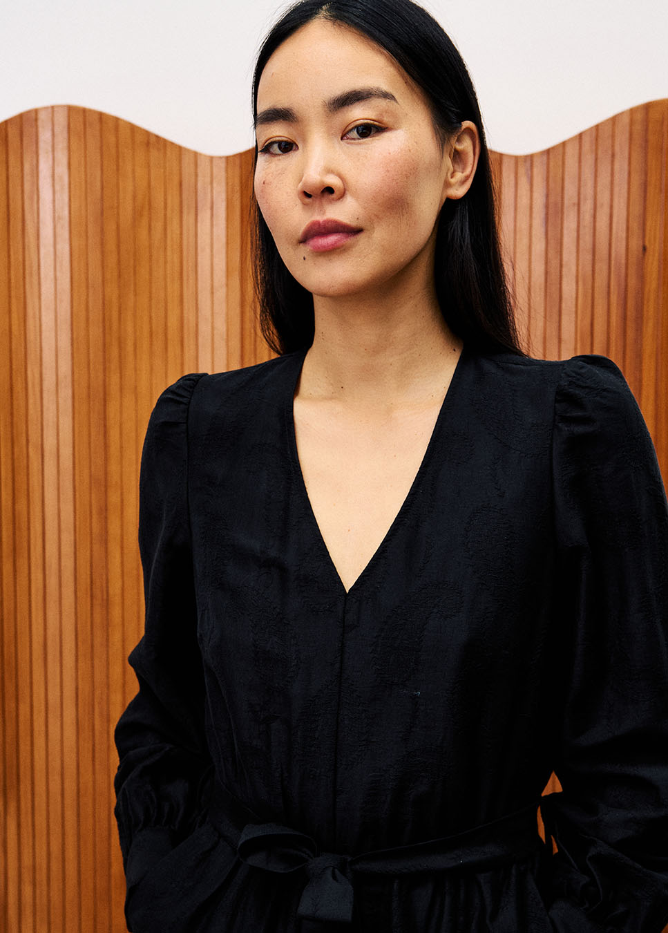 FRNCH CHC25695 zwarte jumpsuit met v-hals, pofmouw en strikceintuur detail model