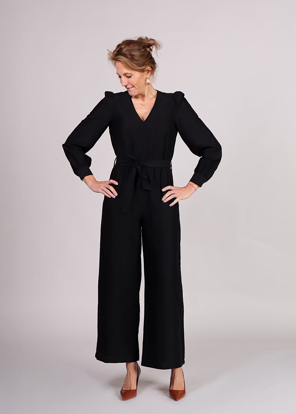 FRNCH Cardamom jumpsuit met strikceintuur en pofmouw zwart voorkant op model
