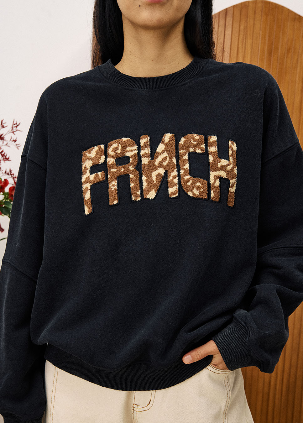 FRNCH CHC25704 sweater met opdruk grijs voorkant model detail