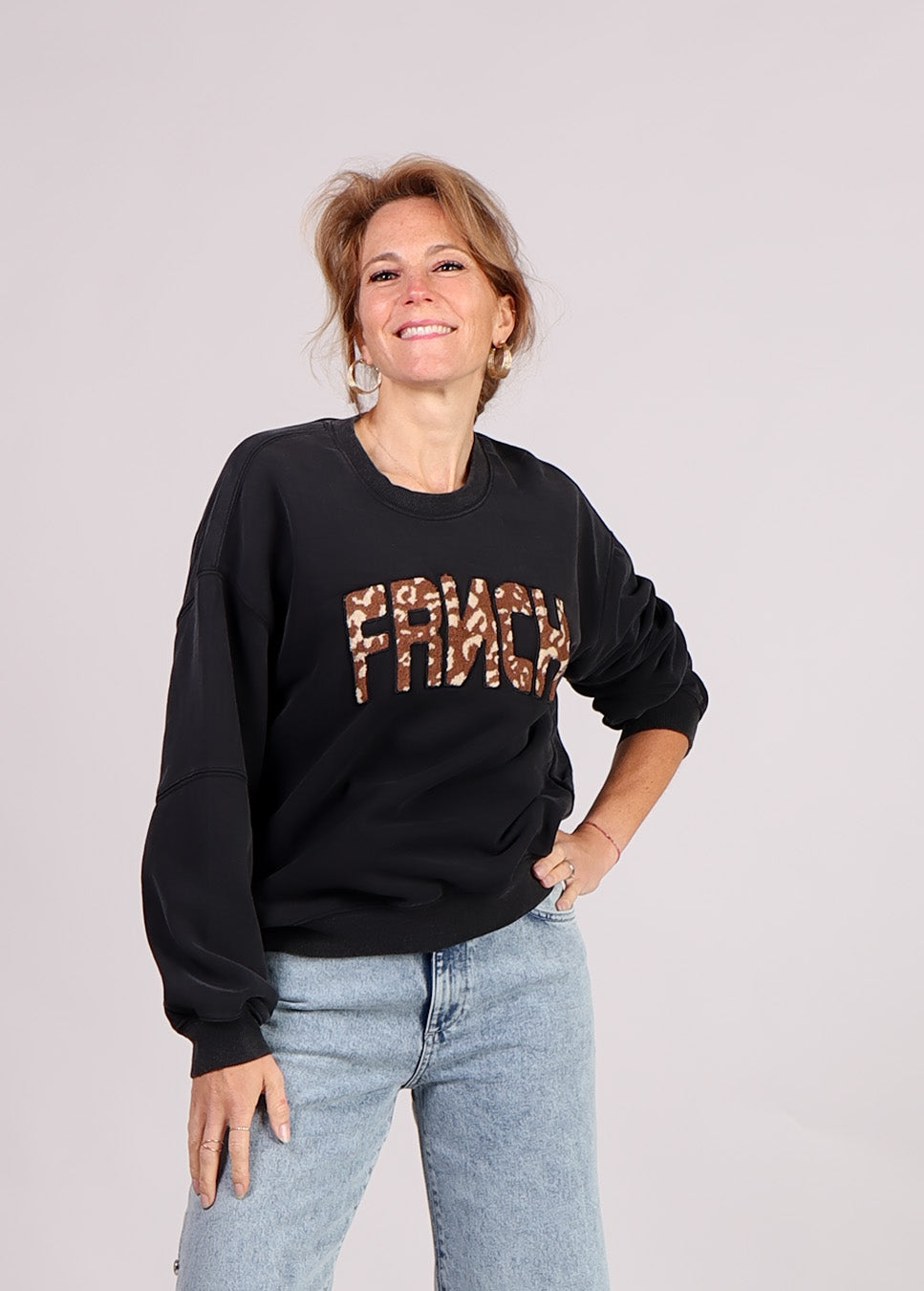 FRNCH Lime sweater met opdruk grijs voorkant model met lichtblauwe jeans