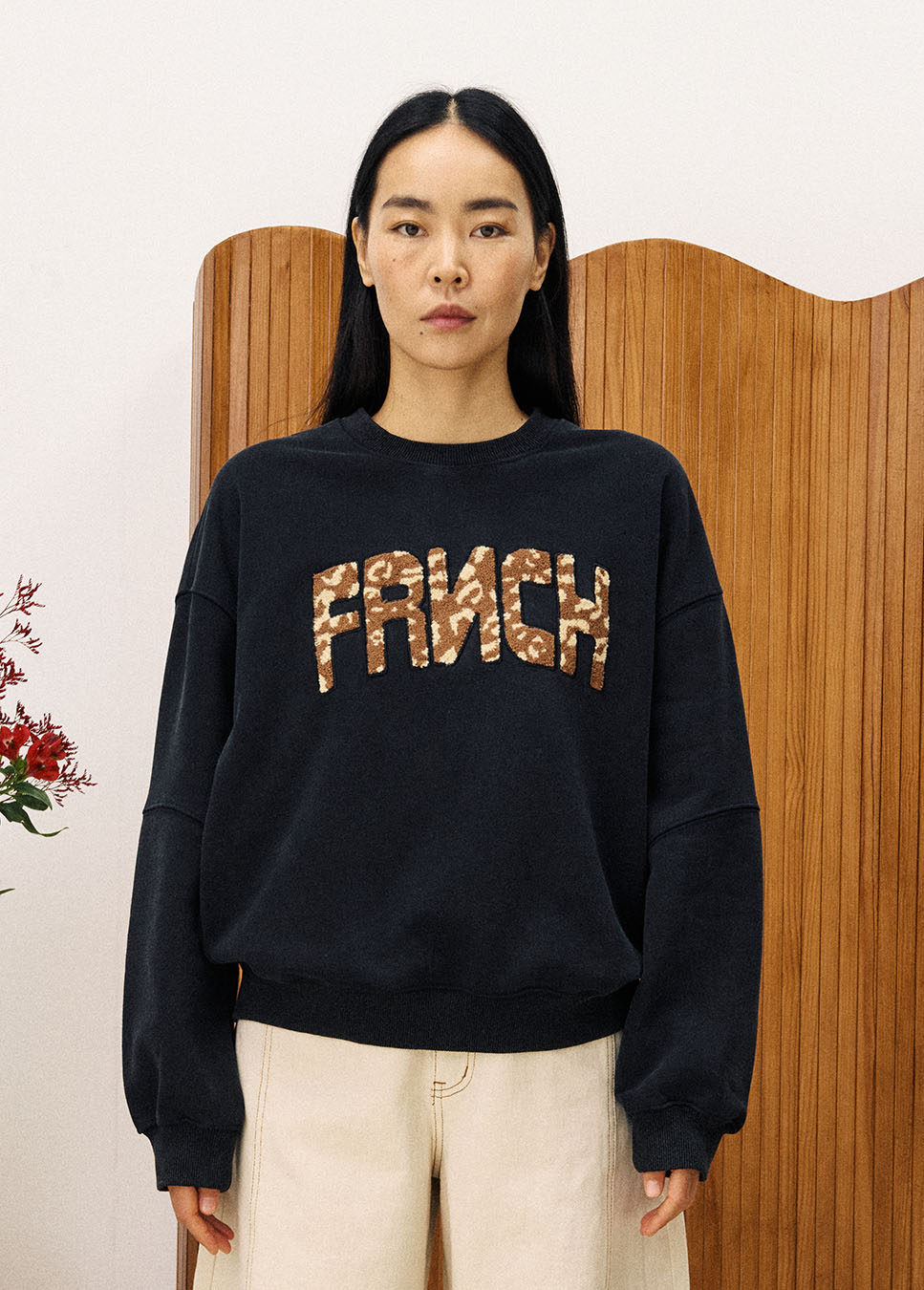 FRNCH CHC25704 sweater met opdruk grijs voorkant model