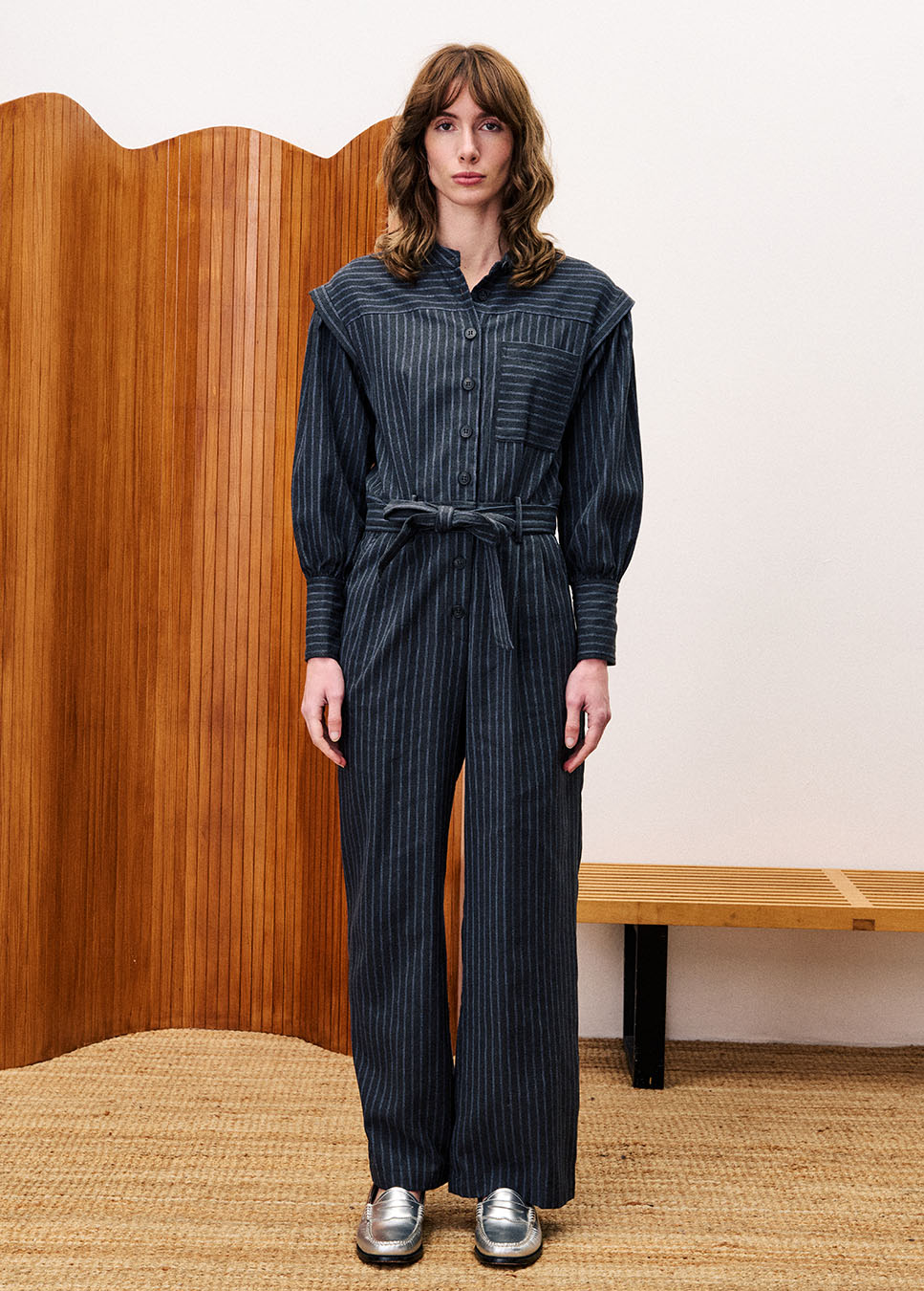 FRNCH CHC25714 jumpsuit gestreept met schouderdetails en strikceintuur grijs voorkant model