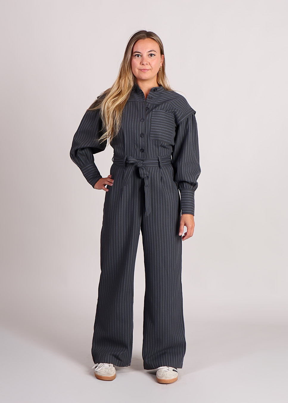 FRNCH CHC25714 jumpsuit gestreept met schouderdetails en strikceintuur grijs voorkant van model