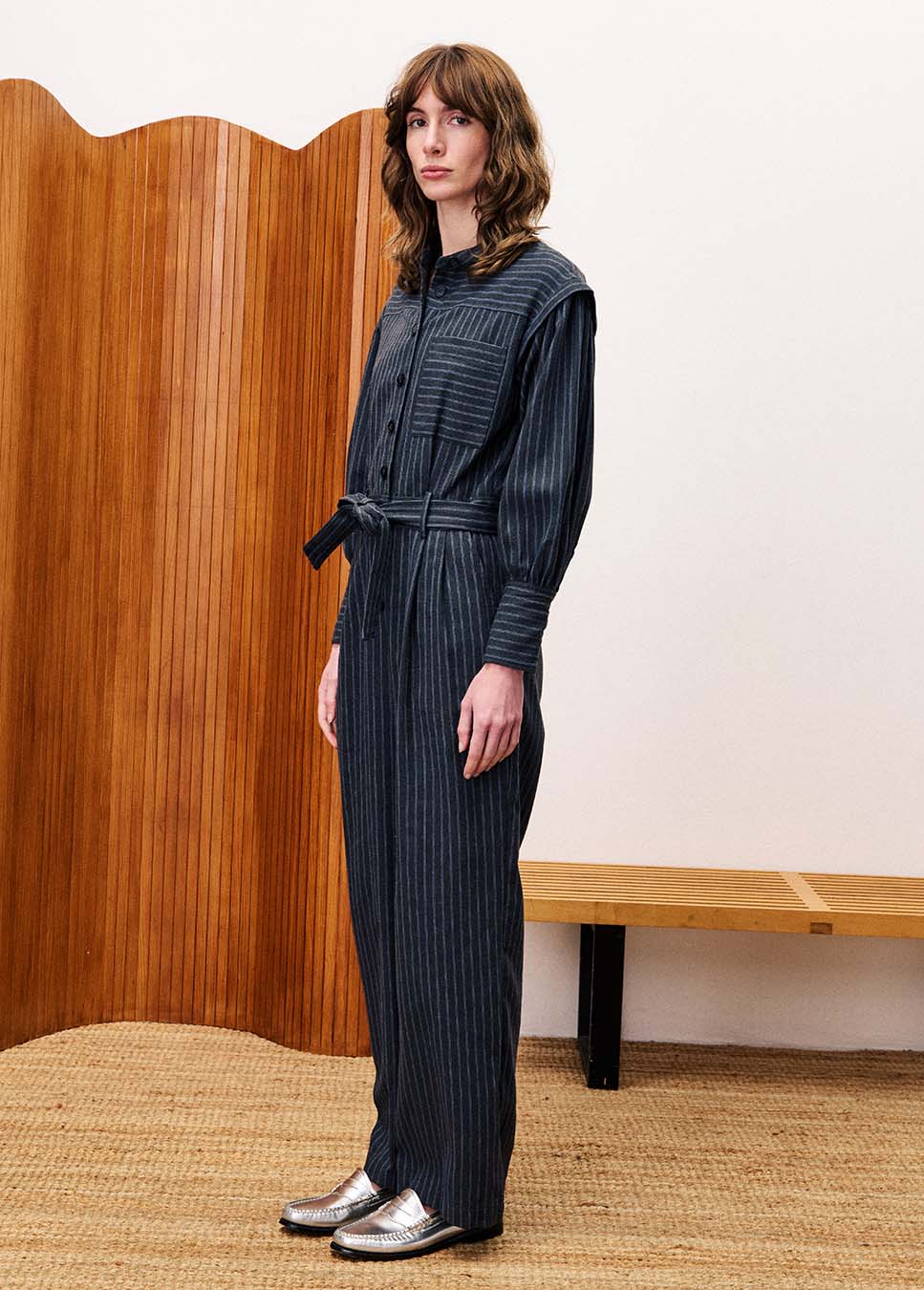 FRNCH CHC25714 jumpsuit gestreept met schouderdetails en strikceintuur grijs model van de zijkant