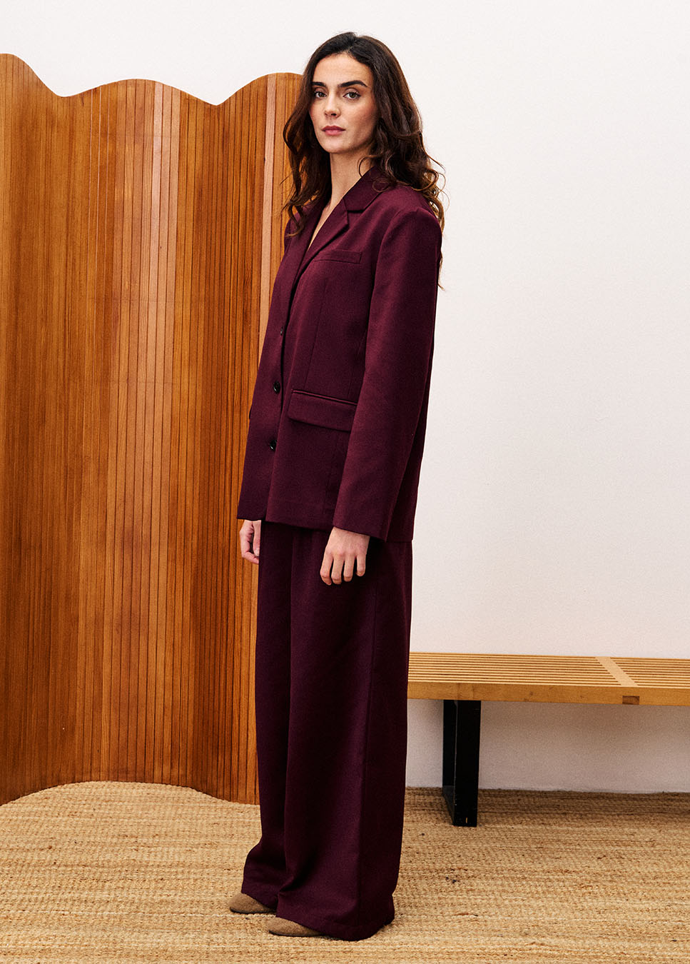 FRNCH CHC25721 wide-leg bandplooi pantalon burgundy voorkant model