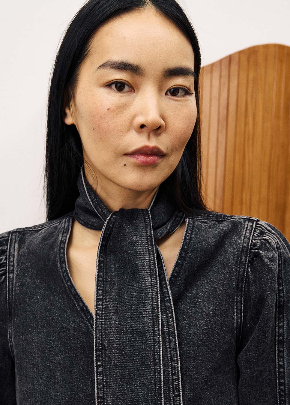 FRNCH CHC25739 blouse met knoopkraag denim zwart voorkant model detail