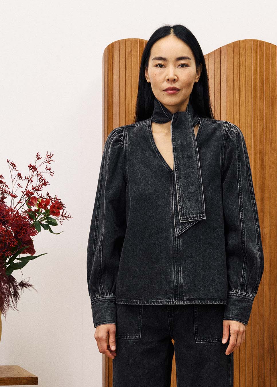 FRNCH CHC25739 blouse met knoopkraag denim zwart voorkant model