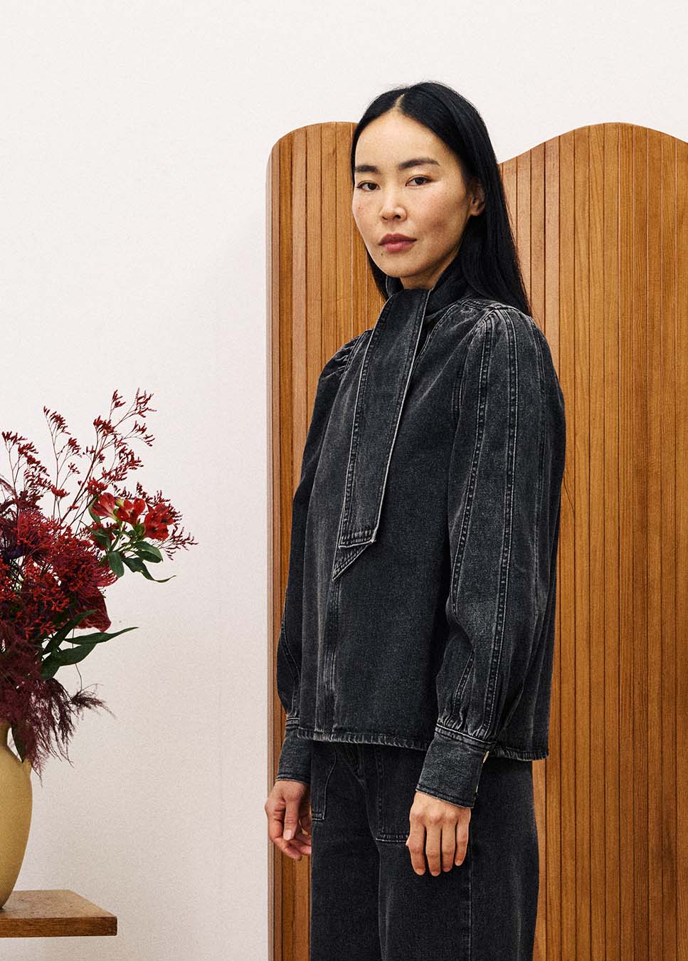 FRNCH CHC25739 blouse met knoopkraag denim zwart zijkant model