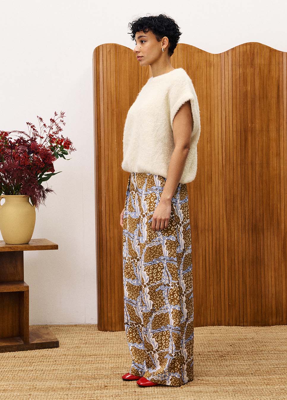 FRNCH CHM25788 gebreide wollen spencer wit creme zijkant model met gekleurde broek