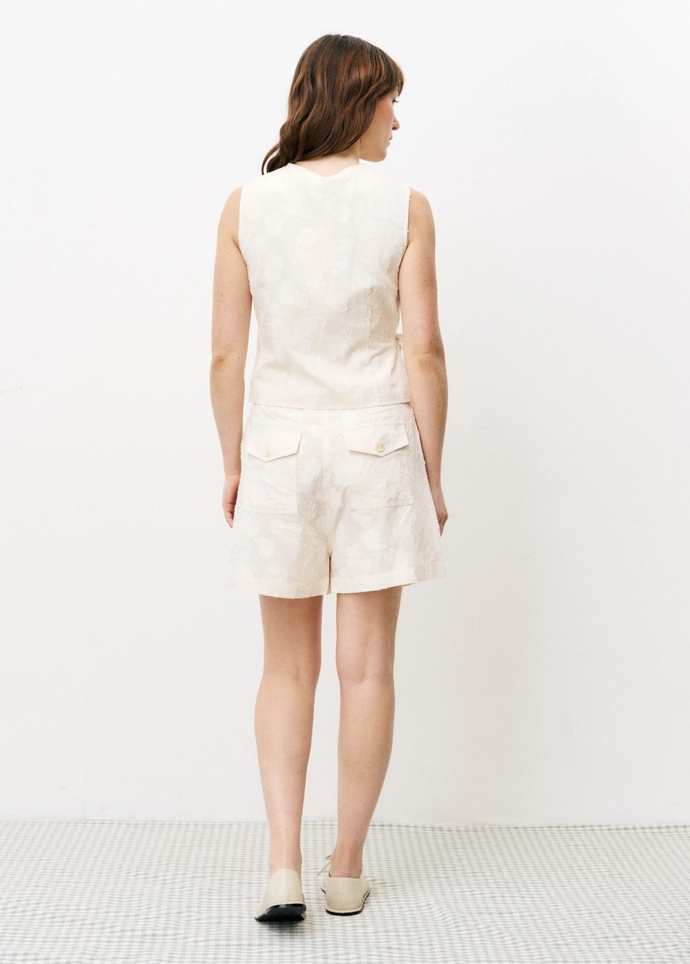 Achterkant van de linnen FRNCH gilet chemzi beige van kleur et structuur