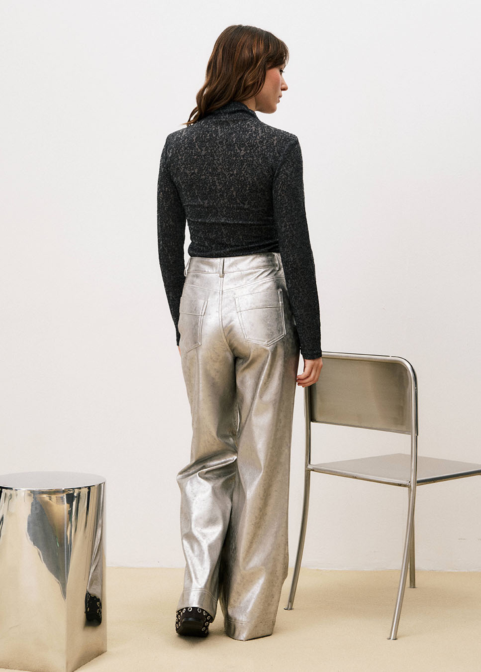 FRNCH Cristalle broek wide-leg zilver met zwarte kanten top achterkant model