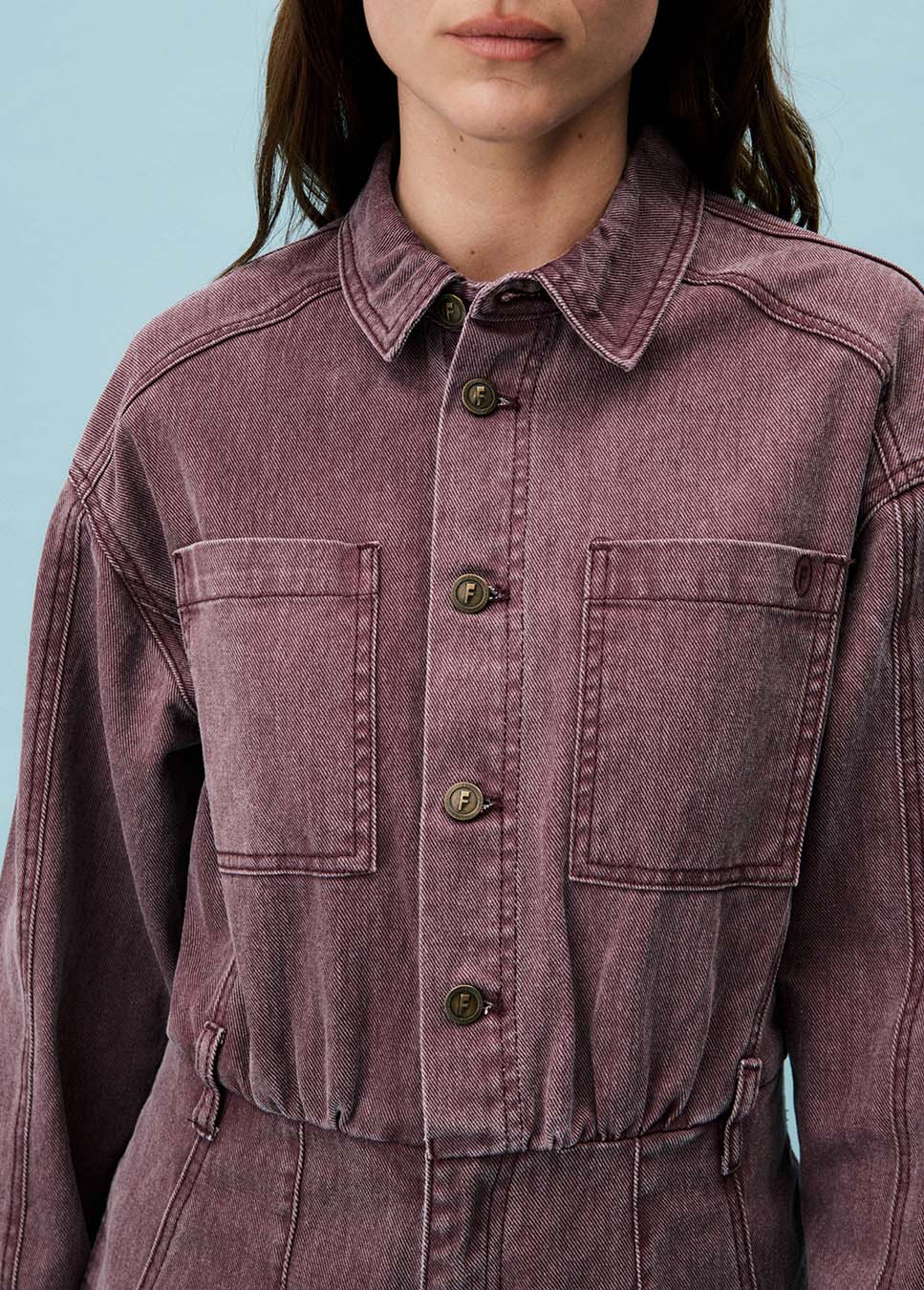 FRNCH Fabiana jumpsuit denim aubergine detail van de jumpsuit op model