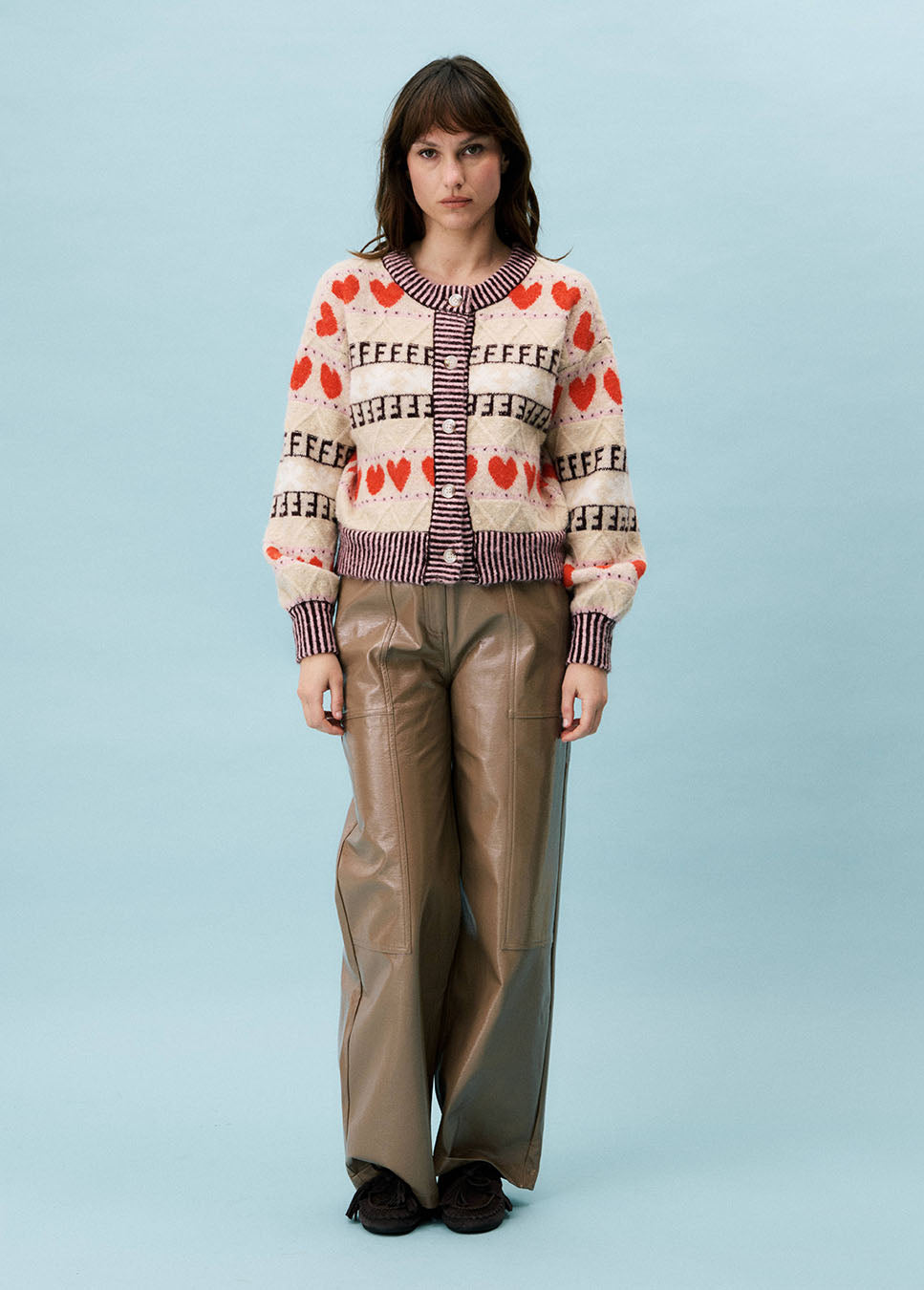 FRNCH Hortensis broek vegan leather wide-leg beige voorkant model met beige trui