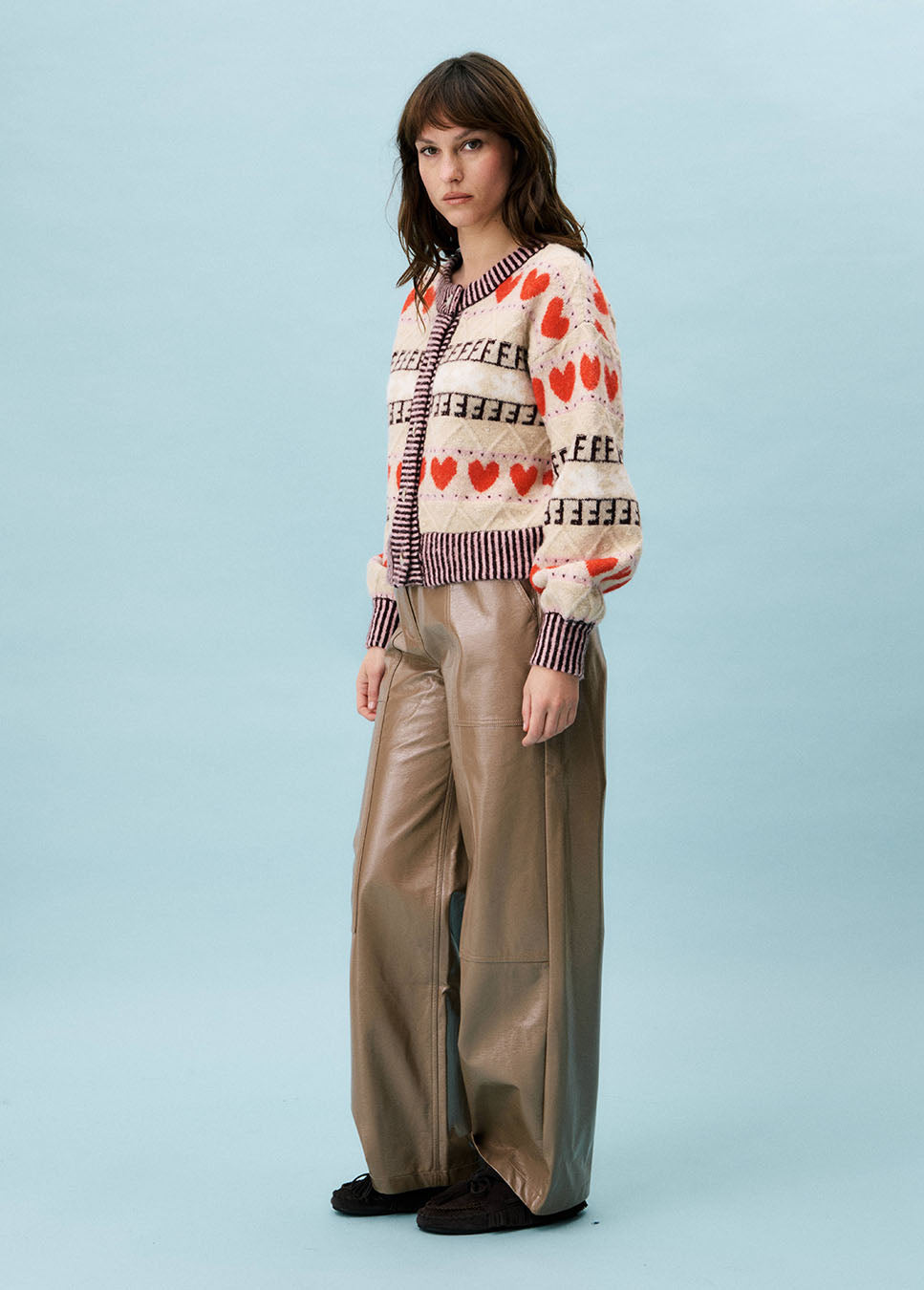 FRNCH Hortensis broek vegan leather wide-leg beige zijkant model met beige trui