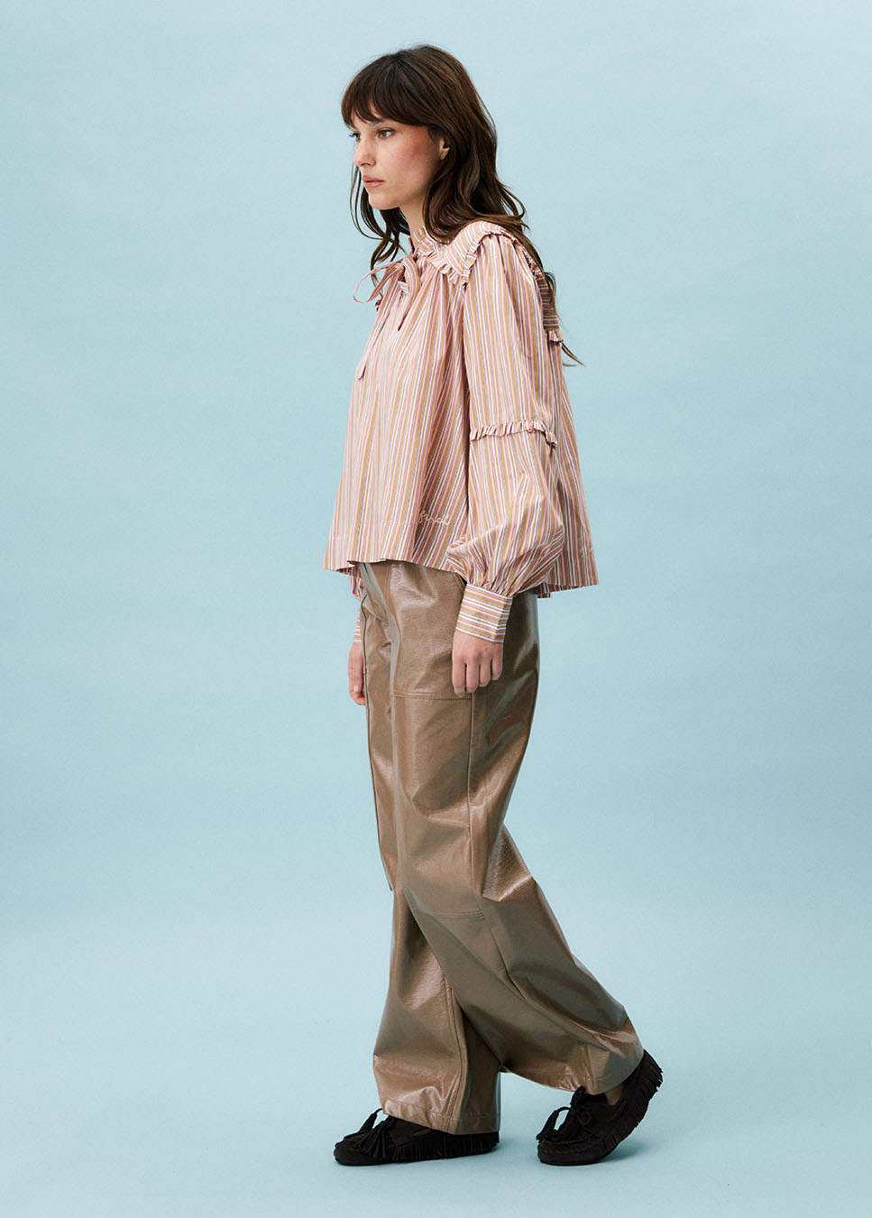 FRNCH Hortensis broek vegan leather wide-leg beige zijkant model met blouse