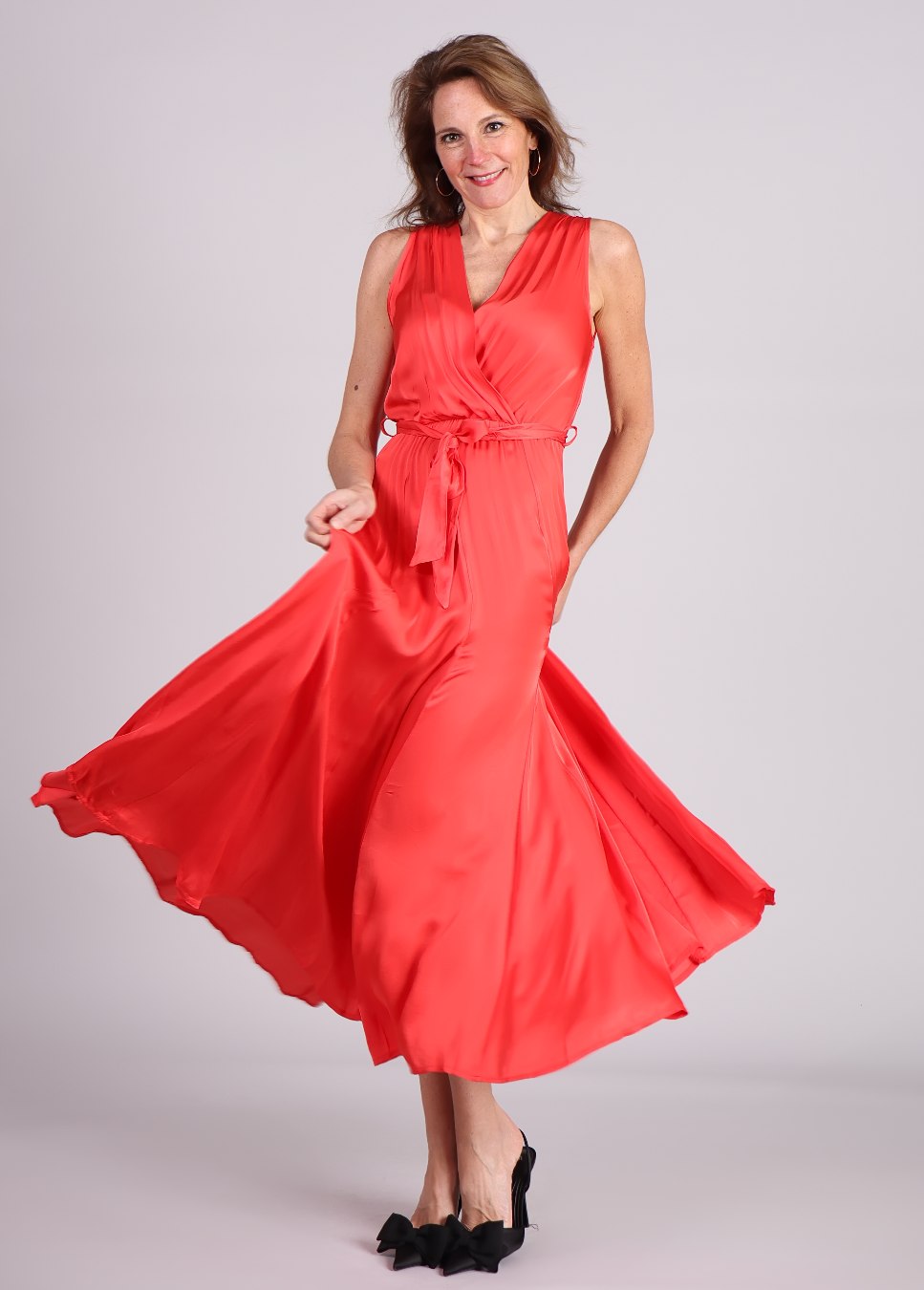 FRNCH jurk Iride satijn rood dans op model