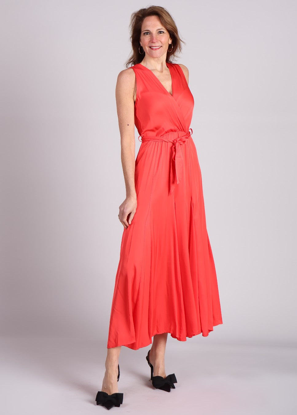 satijn rode FRNCH jurk Iride maxi op model voor