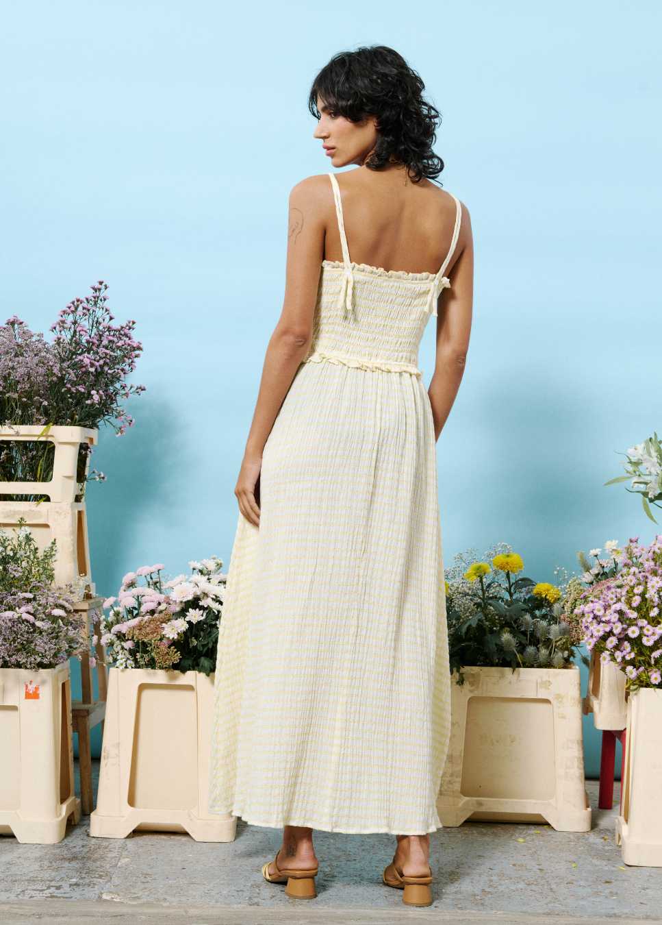 Achterkant van de gele gestreepte linnen maxi jurk FRNCH Marianne