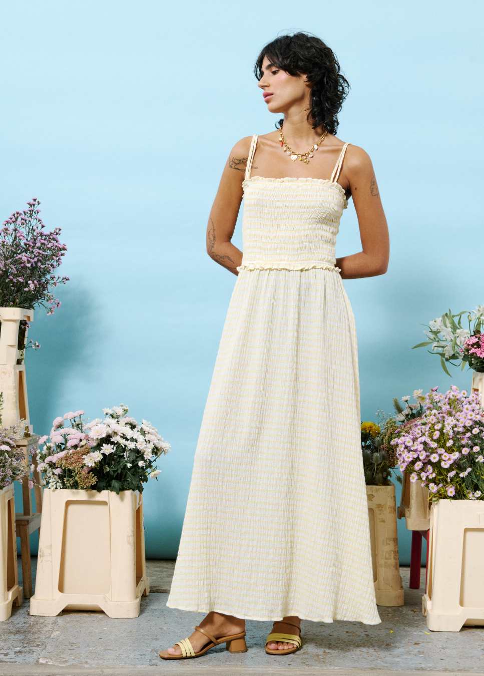 FRCNH Marianne jurk linnen stof geel gestreept op model