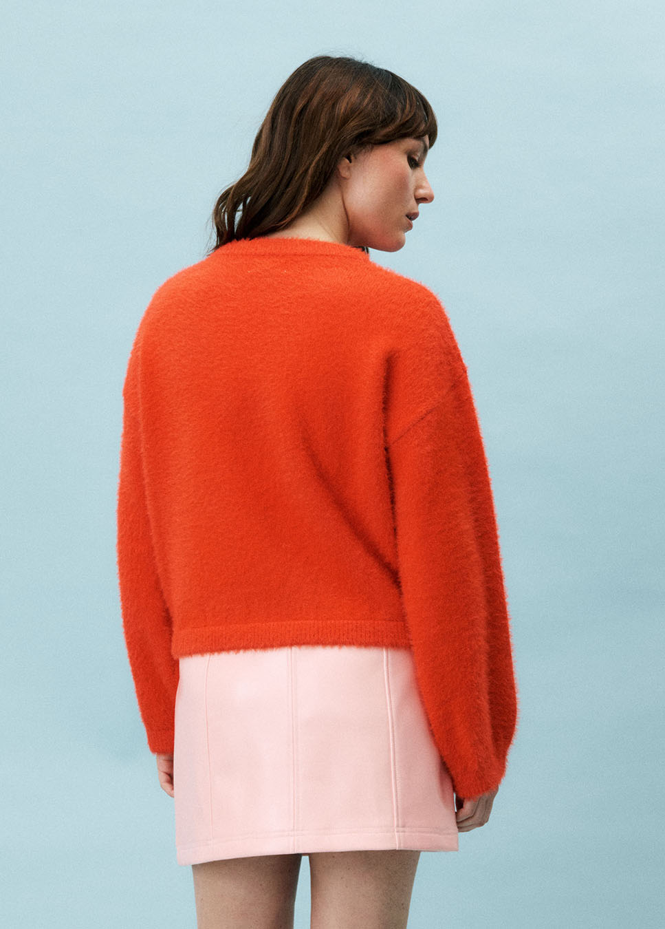 FRNCH Trui Robinson fluffy oranje achterkant van het model