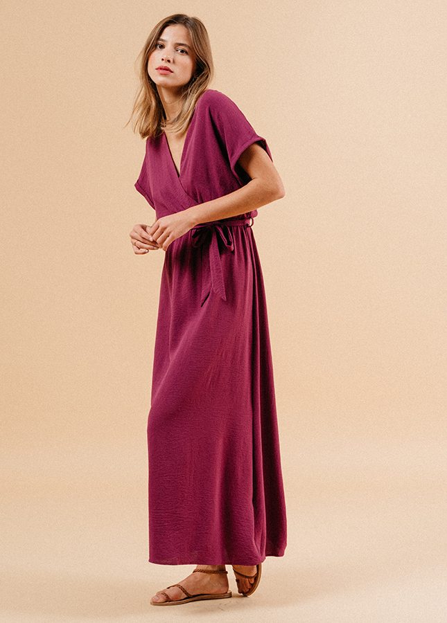Mooie fuchsia Maxi-jurk van het merk Grace & Mila. De V-hals maxi-jurk met overslag heeft korte wijde omgeslagen mouwen. De maxi-jurk heeft een elastische taille met (afneembare) strikceintuur die je figuur benadrukt. Shop de nieuwe collectie jurken, maxi-jurken, roze zomerjurken bij online dameskleding Boetiek Aniek.