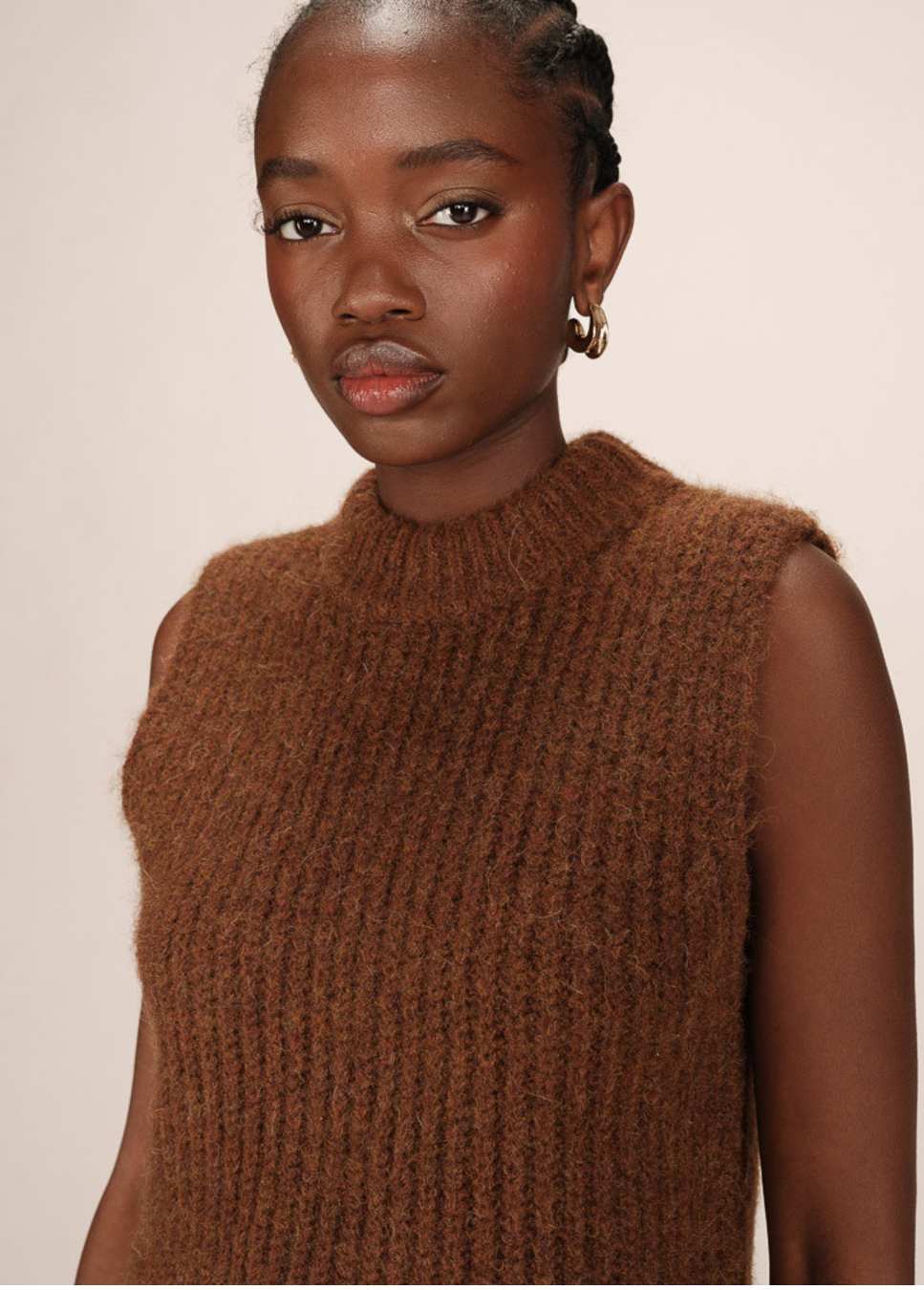 close up van de grace en mila spencer sablon bruin en wolmix