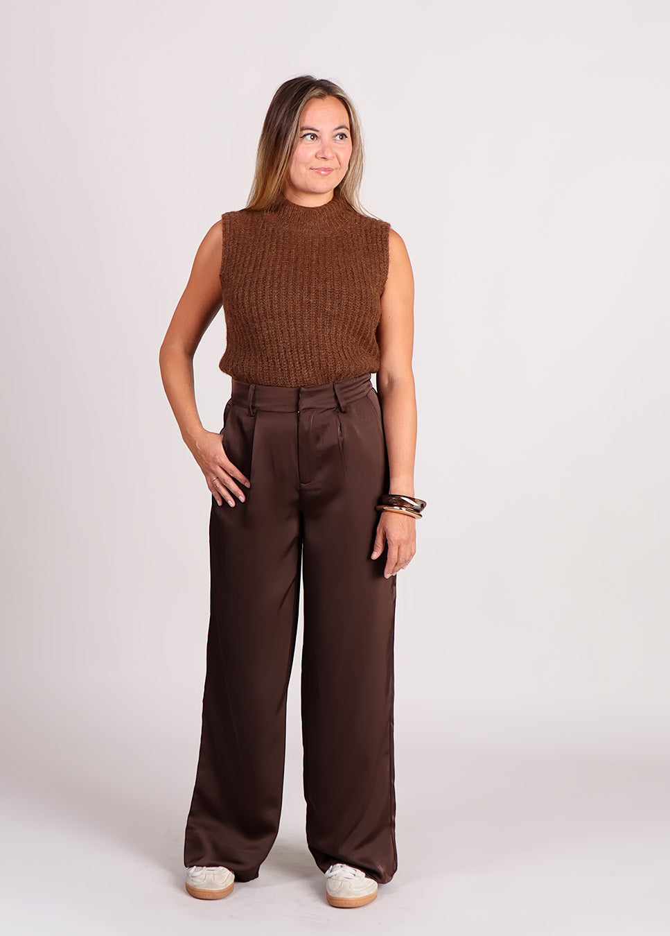 Grace & Mila Sablon spencer wolmix bruin voorkant model bruine satijnen mbyM broek