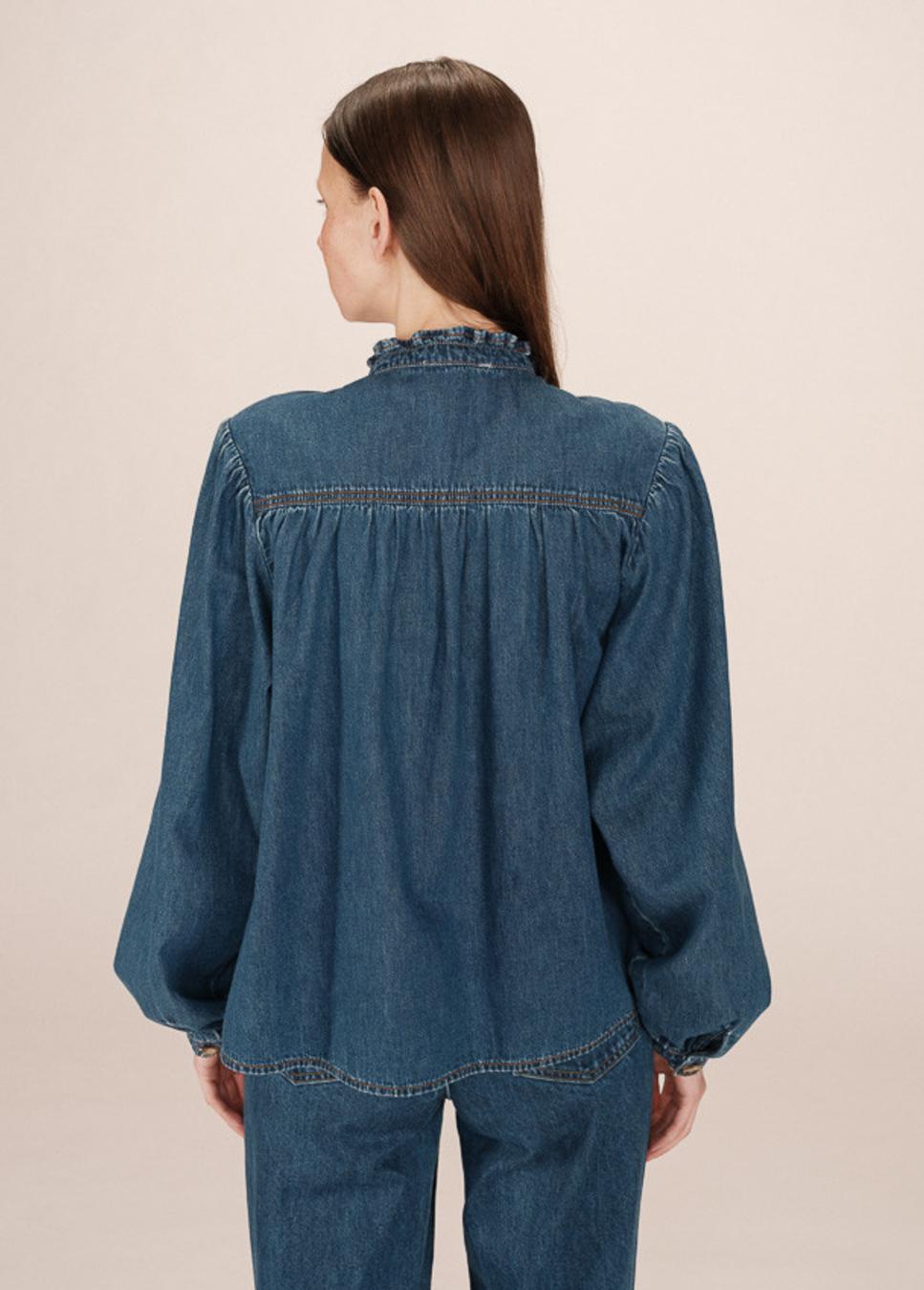 Achterkant denim blouse grace en mila salsa op model