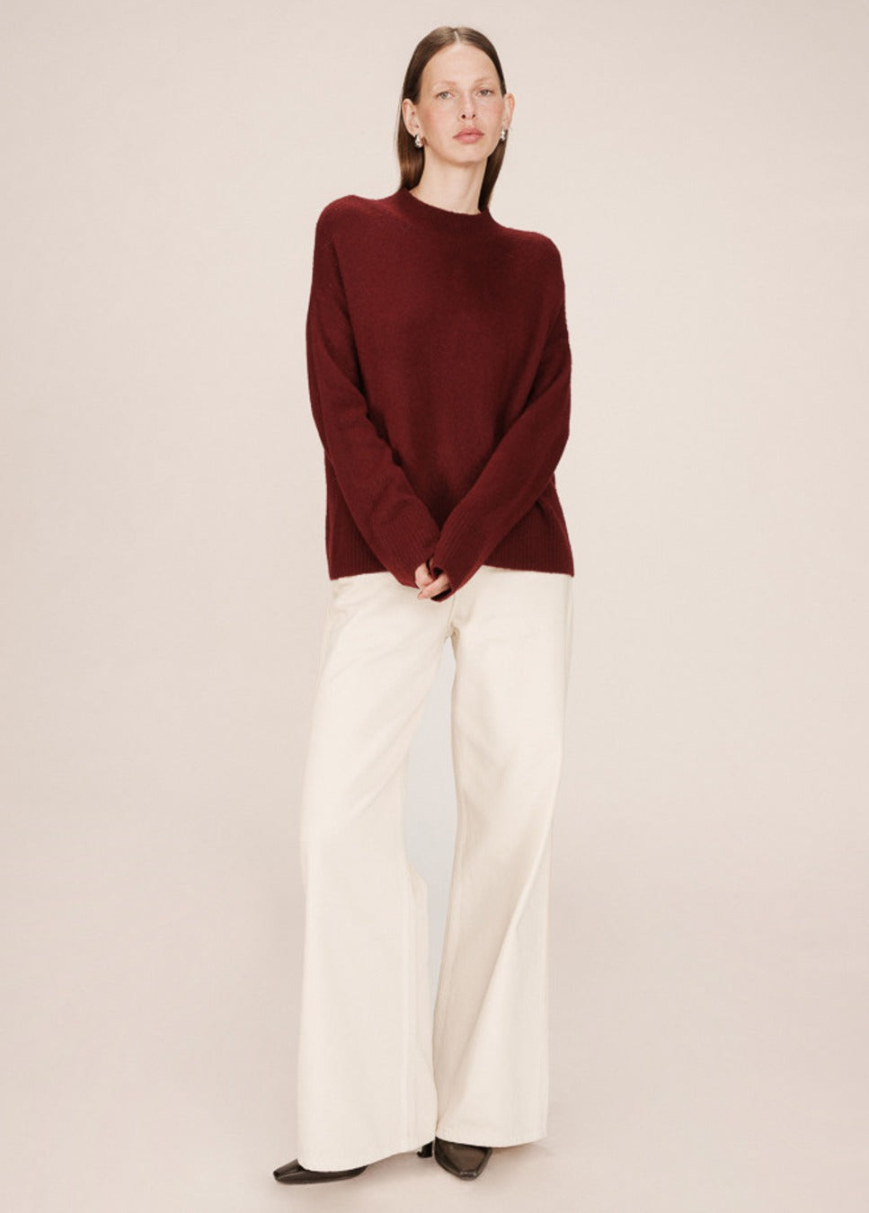 Grace en mila trui salty fijn gebreid bordeaux rood van kleur op model staand