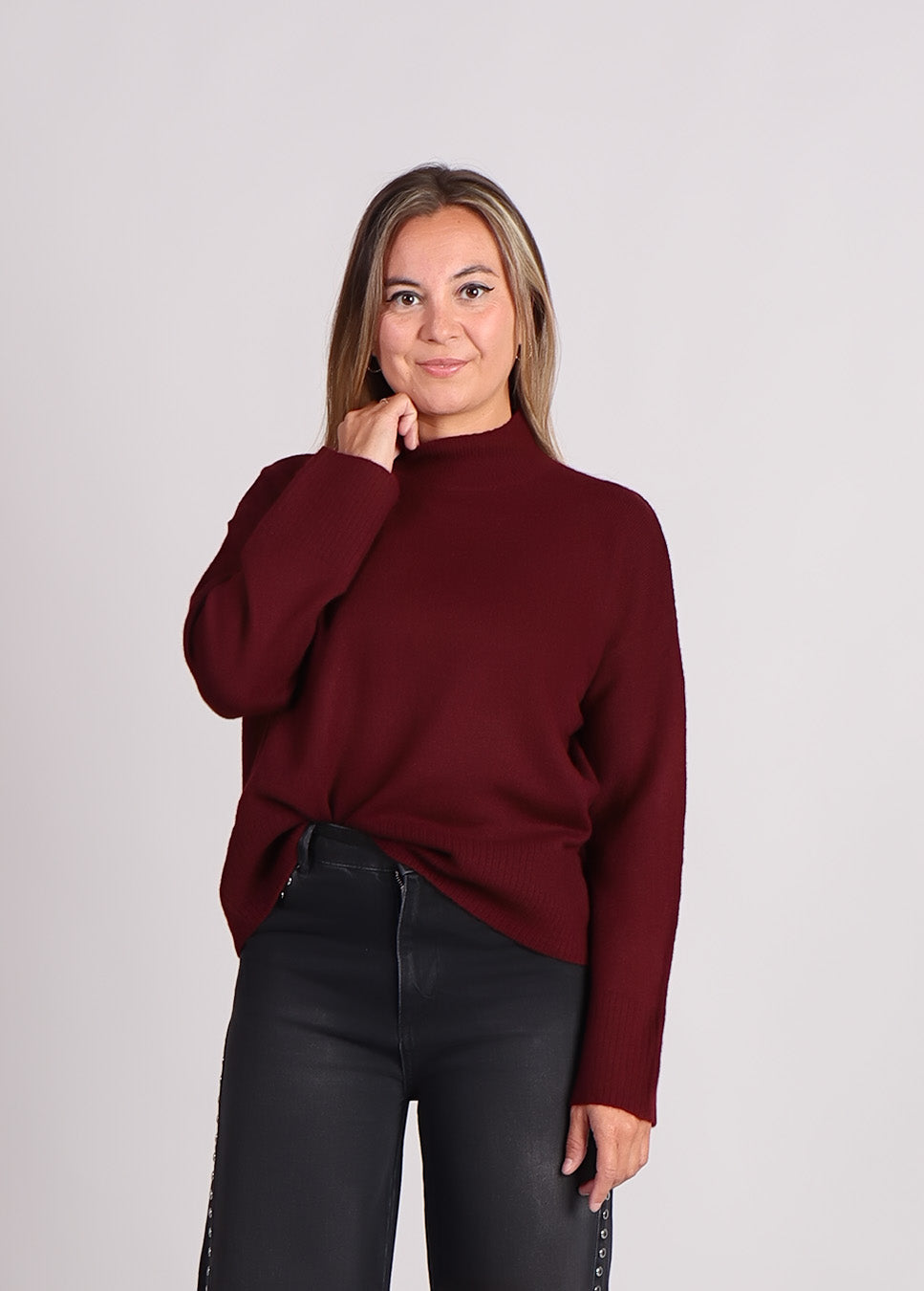 Grace & Mila Salty fijn gebreide trui bordeax rood voorkant van model