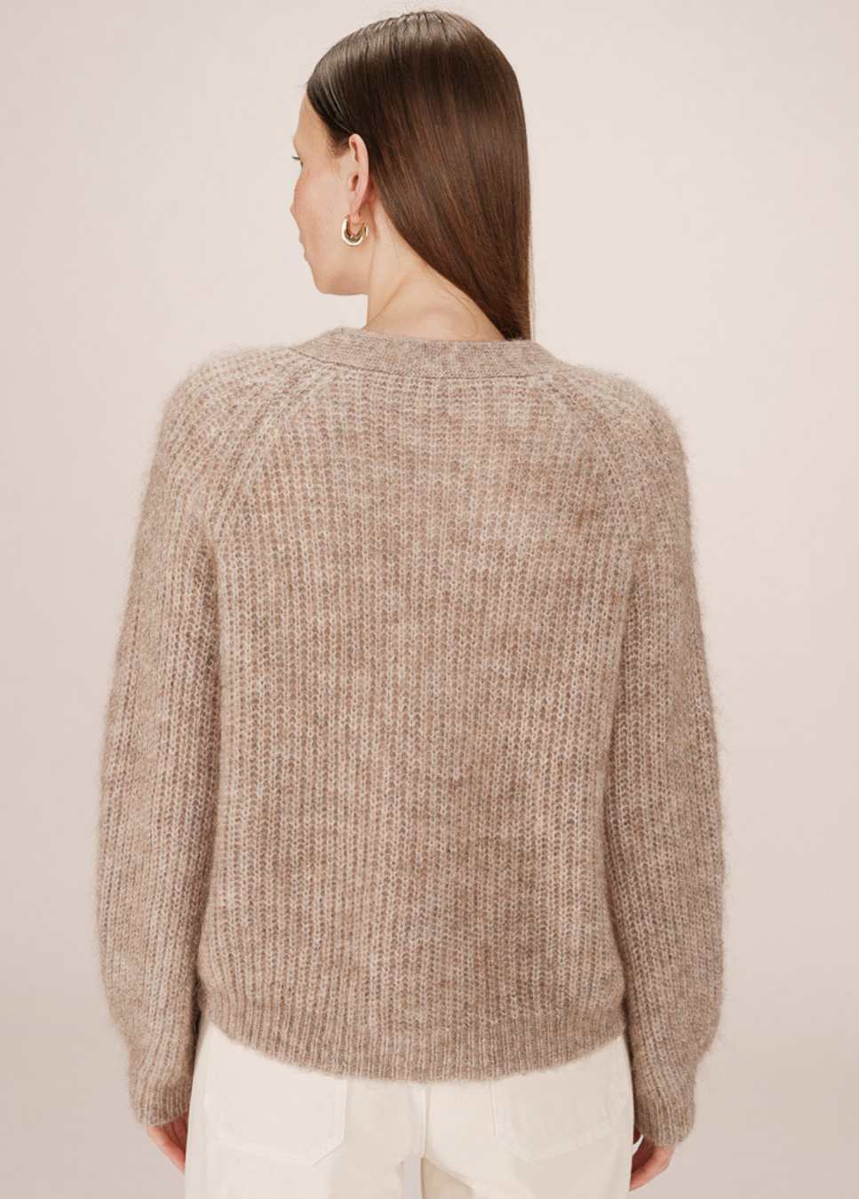 Achterkant van de saluda grace en mila gebreid vest op model