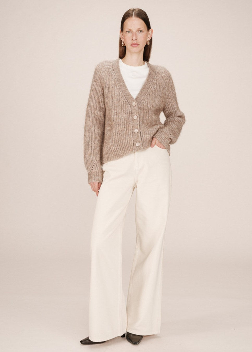 Beige grace en mila Saluda vest gebreid op model staand