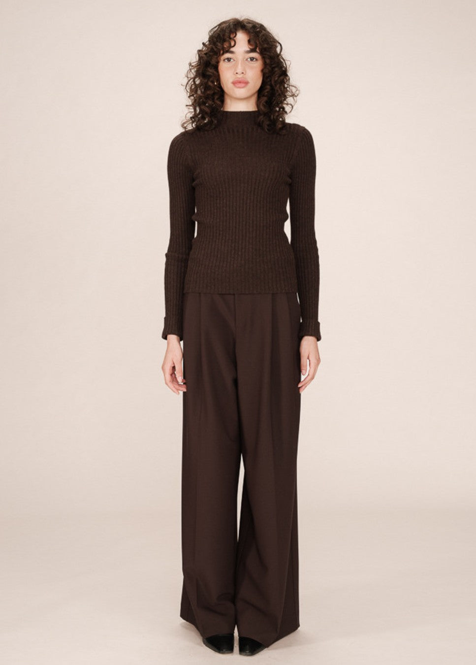 Grace en Mila top saturday long sleeve bruin van kleur met ribstof op model staand