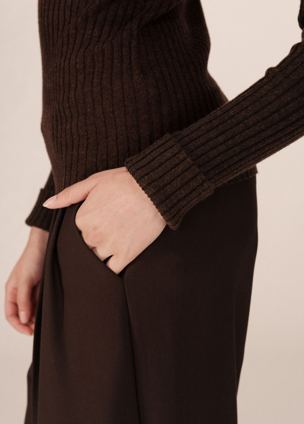 Close up van de mouw van de saturday long sleeve grace en mila top bruin van kleur