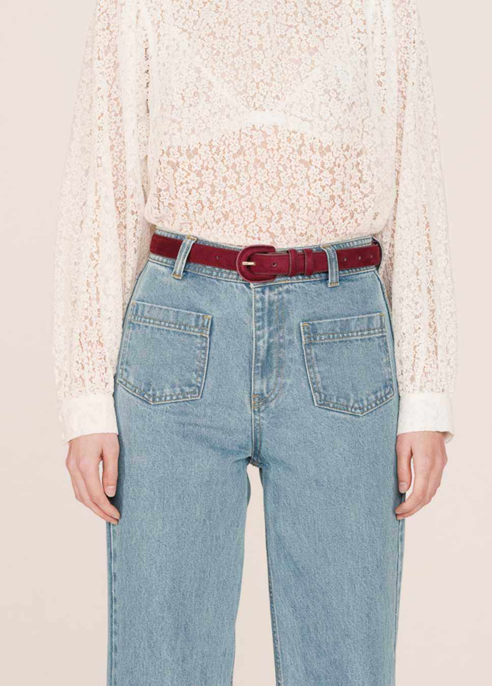 Grace en Mila scotland faux suede riem rood van kleur op model