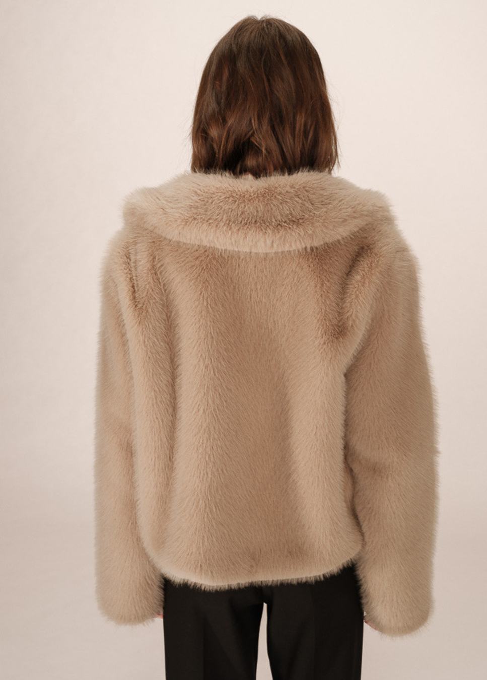 Achterkant model van de grace & Mila shonno faux fur jas beige van kleur