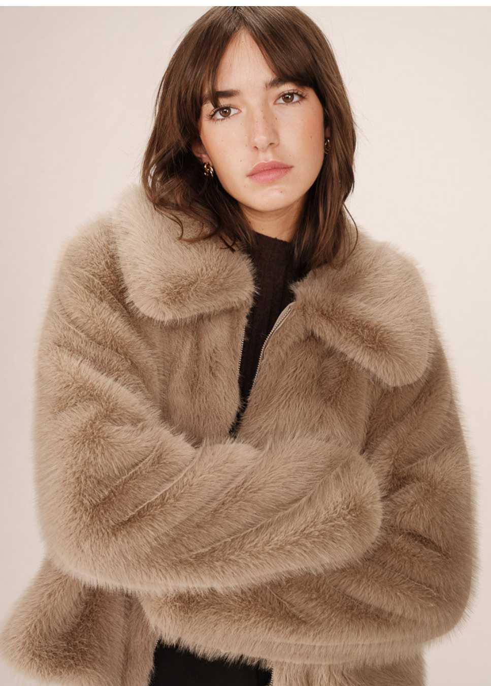 Grace en Mila shonno faux fur jas beige op model
