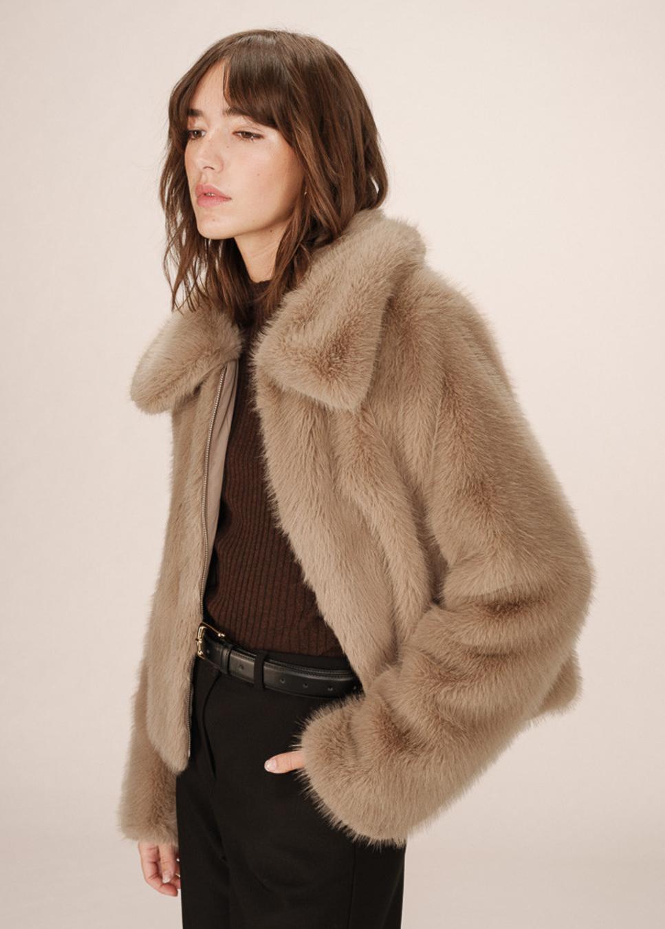 beige faux fur jas grace en mila shonno op model zijaanzicht