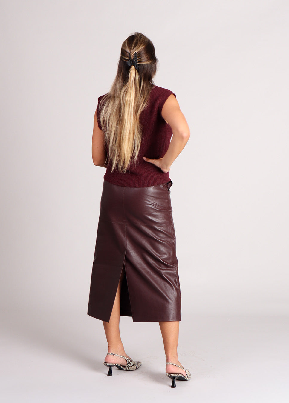 Grace & Mila Sirene rok vegan leather Bordaux rood achterkant model