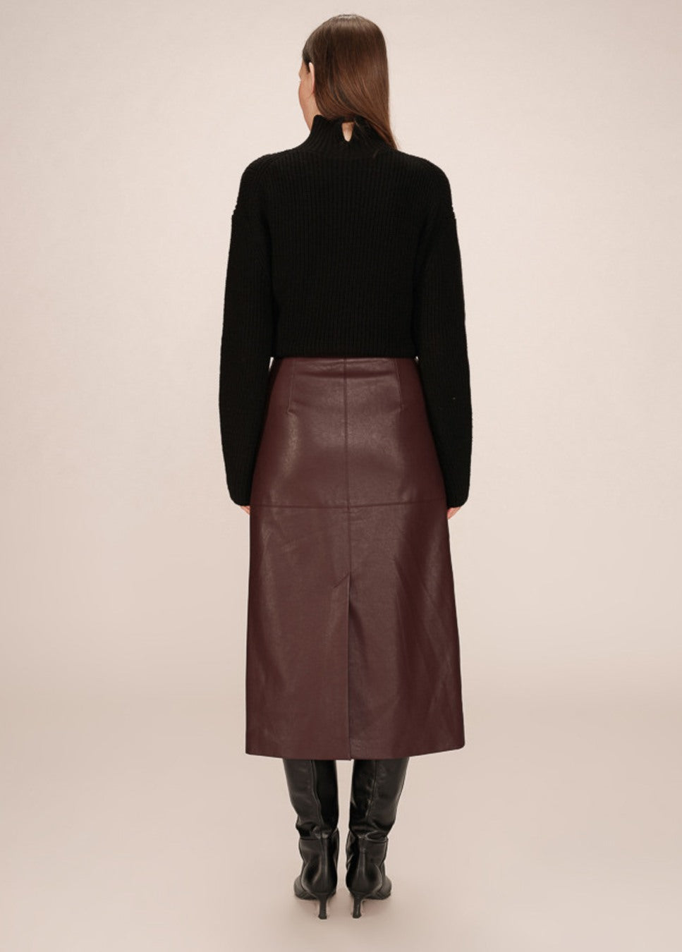 Achterkant van de sirene vegan leather grace en mila rok bordaux van kleur op model