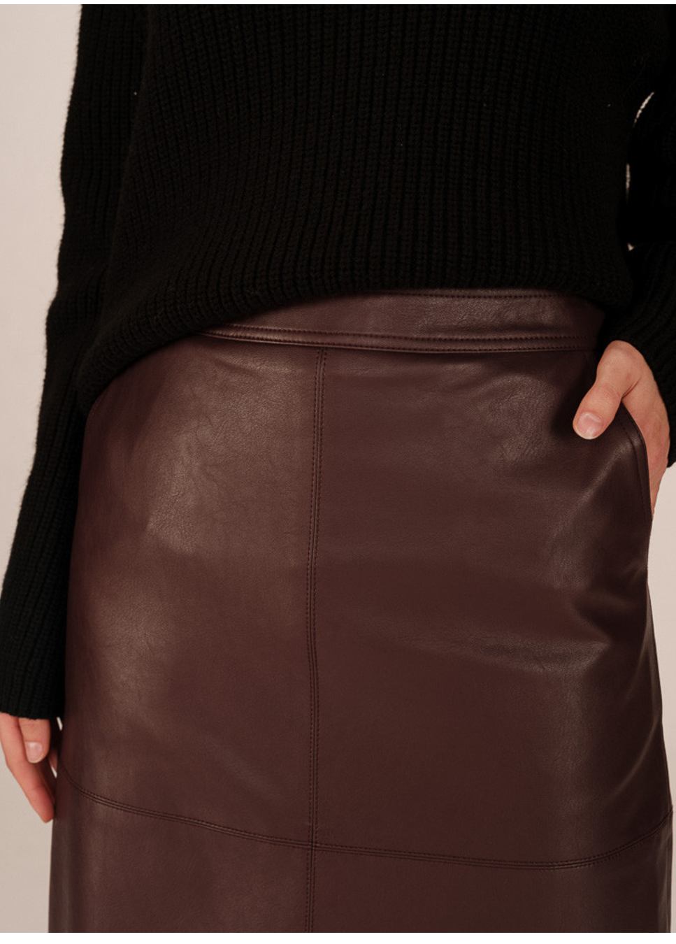 close up vegan leather rok grace en mila sirene op model
