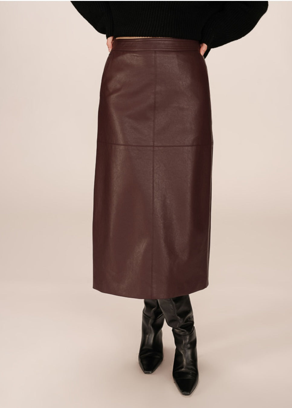 bordeaux kleurige sirene grace en mila rok vegan leather op model