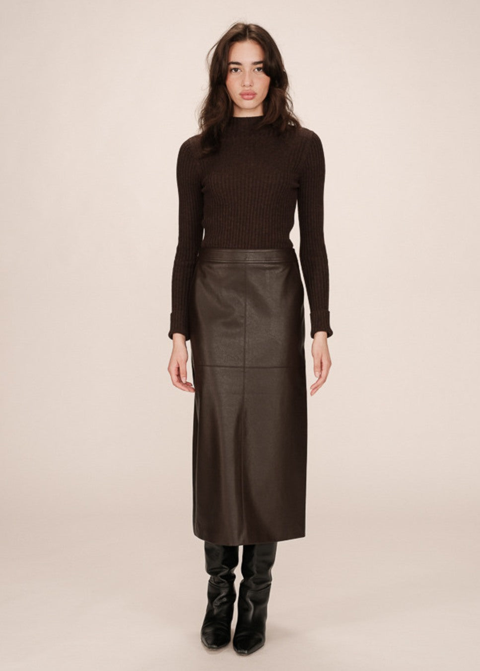 Grace en Mila Sirene rok vegan leather bruin van kleur op model voorkant