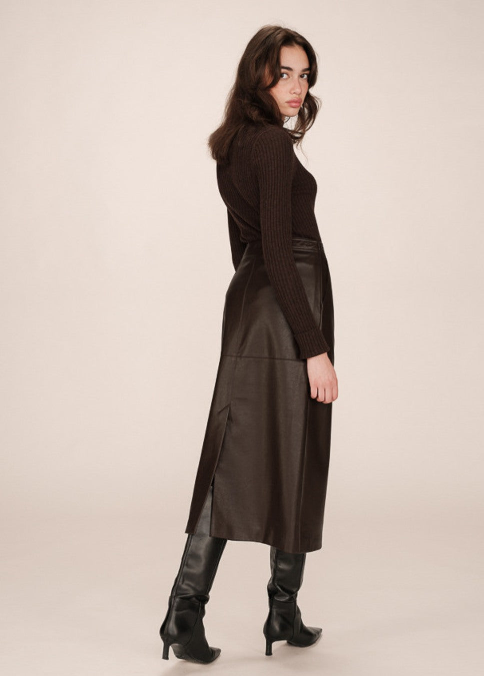 Vegan leather bruine rok grace en mila sirene op model zijkant