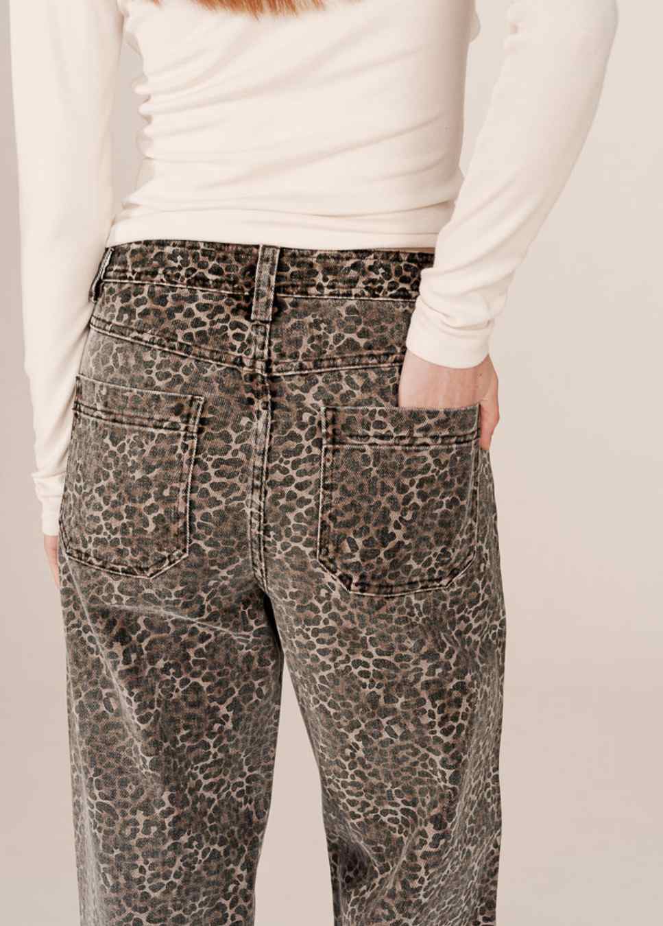 Achterkant close up op model grace en mila socca leopard broek