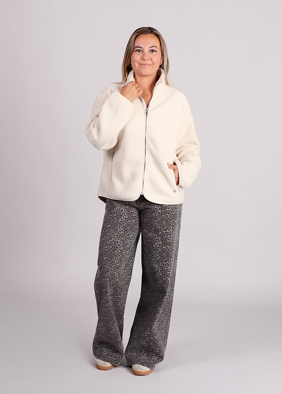 Grace & Mila Socca broek leopard print voorkant model met teddy vest