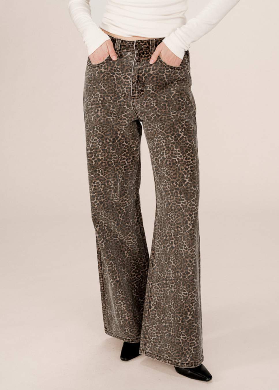 Leopard print grace en mila broek socca op model