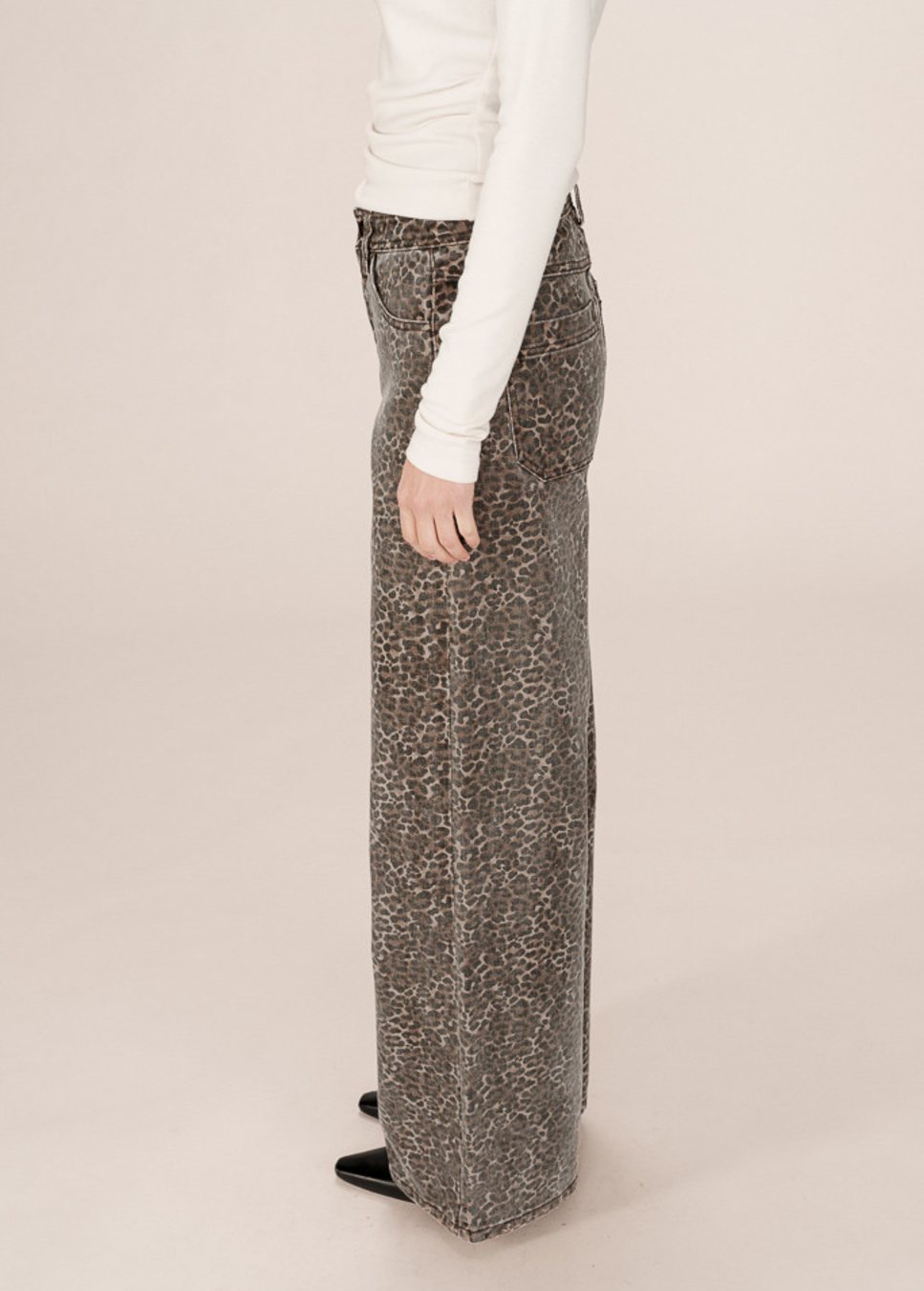 Grace en mila broek leopard socca zijkant van model