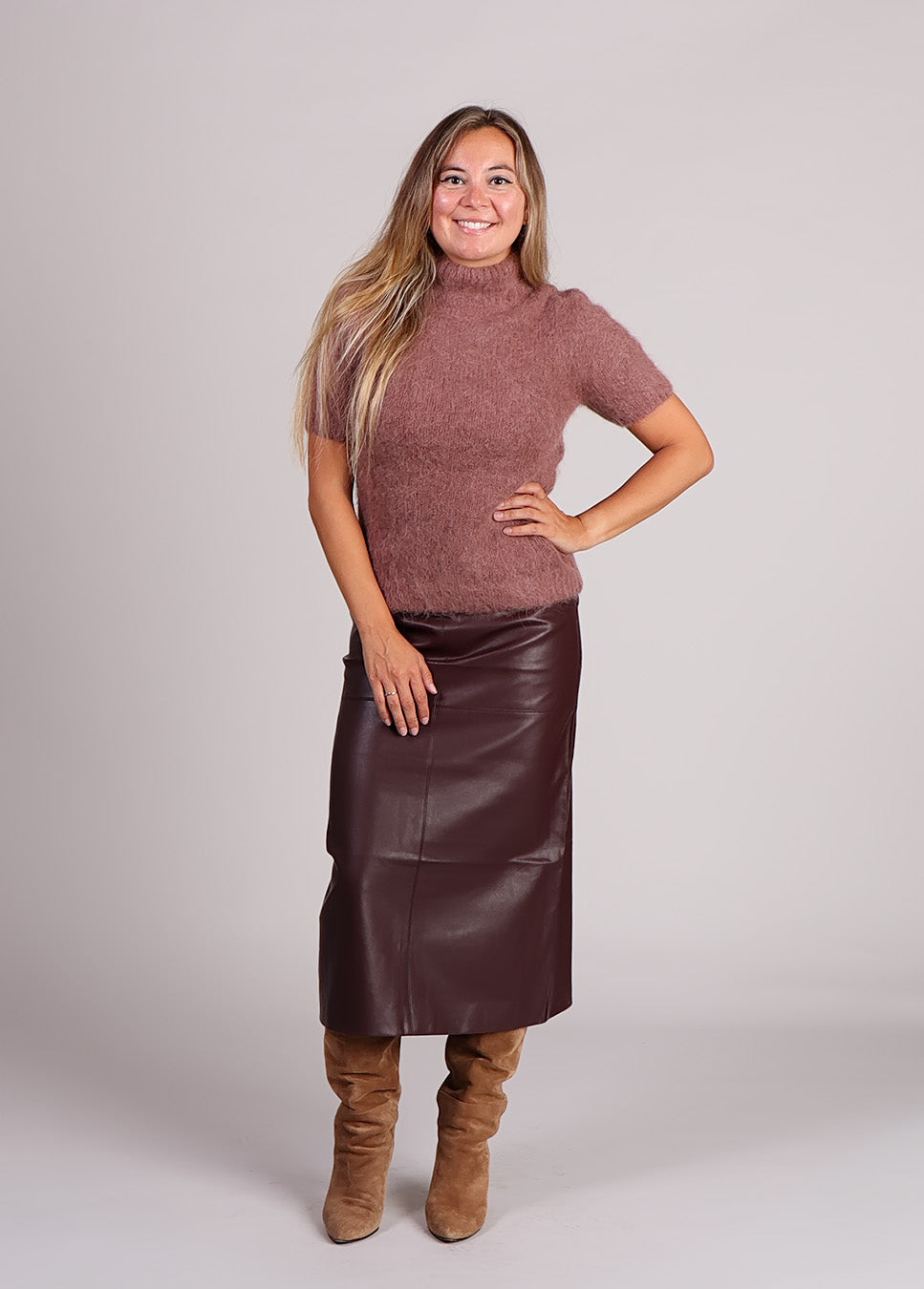 Grace & Mila saule gebreide trui korte mouwen terracotta voorkant model met vegan leather bordeaux rok